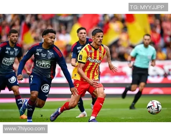 足球球星炫技绕杆展现速度与控球完美结合魅力